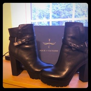 Pour lake Victoire boots-never worn
